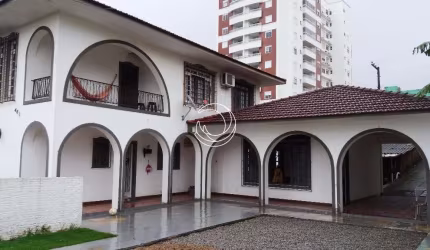 Casa Residencial de 4 dorms no bairro Barreiros
