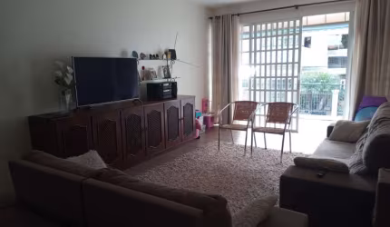 Casa Residencial de 7 dorms no bairro Coqueiros