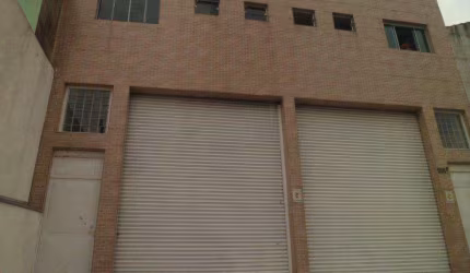 Prédio comercial com dois galpões