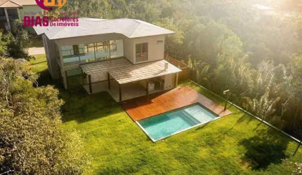 Vendo Casa em praia do forte dentro de condomínio, recém construída e pronta para morar  projeta da com armários e  800m2 de área total e 412 de área construída 4 suítes distribuidas em 2 pavimentos.