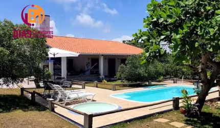 Alugo Casa em Jacuípe Pará aluguel anual com 260m2, mobiliada e decorada com clube com piscina e espaço gourmet particular, 3/4, varandas em condomínio fechado  em Jacuípe  - Camaçari