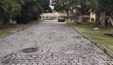 Vendo em Oportunidade Casa com 3 pavimentos com 198m2, 3/4 reversível para 4/4, garagem coberta, espaço gourmet em condomínio super bem localizada em Stella Maris  com clube piscina  - Salvador/BA.