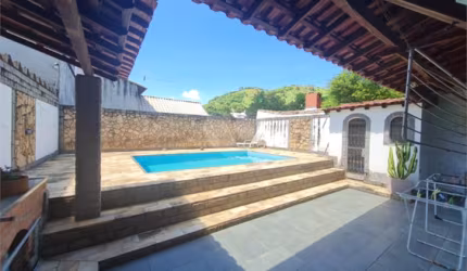 Confortável casa 4 quartos com piscina em Campo Grande RJ