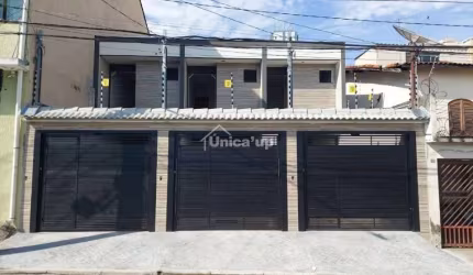 Sobrado frontal na Penha, 3 quartos, 1 suíte, 2 vagas, quintal com churrasqueira, fino acabamento.