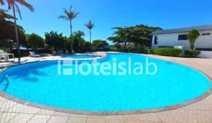 Lindo apartamento de 2 quartos no condomínio frente mar