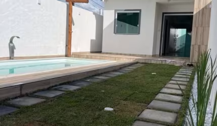 Uma casa de praia maravilhosa com 2/4 sendo suíte, piscina , terraço para compartilhar momentos com amigos. Localização privilegiada na praia de Jauá