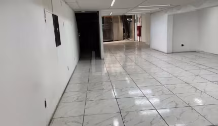Ampla Loja Comercial: 134m², 3 Banheiros e Ponto Estratégico de Alto Fluxo