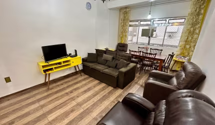 Apartamento de 2 dormitórios 90m² na quadra da praia mobiliado