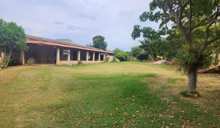 Vendo Chácara com 7.708m² no Bairro Guaraná, Quadra-SP. Casa avarandada com 4 dormitórios, churrasqueira, pomar e mais. Oportunidade por R$ 500 mil.