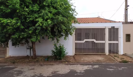 Casa residencial no bairro São Thomaz, na rua principal do bairro, próximo ao supermercado e ao serve festa, localizada na parte alta do bairro.