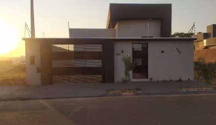 Linda casa residencial, novíssima, no bairro Set Sul II, localizado na parte alta da Zona Sul, um bairro com cara de Condomínio fechado, com diversos atrativos de lazer.