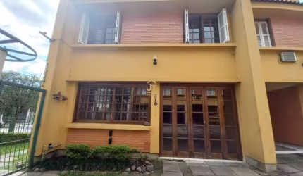 Casa em condomínio fechado com 4 quartos à venda na Rua General Gomes Carneiro, 80, Medianeira, Porto Alegre por R$ 477.000