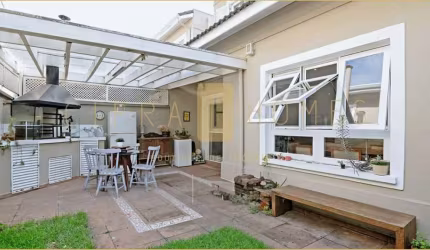 Casa 3 dorms, suíte com closet, jardim, área gourmet e 3 vagas em localização nobre.