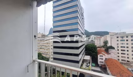 APARTAMENTO EM BOTAFOGO, COMPOSTO POR UMA SALA AMPLA INTEGRADA A UMA VARANDA COM VISTA DESLUMBRANTE