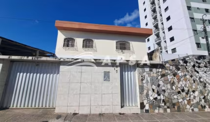 EXCELENTE CASA, CONTENDO 6 QUARTOS, 2 SUÍTES, LOCALIZADO NO CENTRO DE CASA AMARELA, IMÓVEL CONTENDO