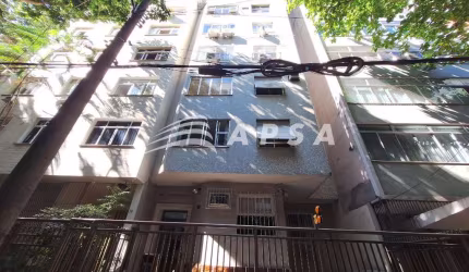 APARTAMENTO EM RUA TRANQUILA E PRÓXIMO AO METRO. 94M², SALA AMPLA COM CORTINA NOVA, DOIS QUARTOS COM