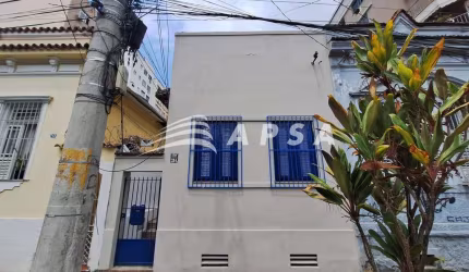 EXCELENTE CASA COM 113 M² , 2 SALAS, 2 DORMITÓRIOS, COZINHA, BANHEIRO SOCIAL COM BLINDEX E MAIS 1 BA