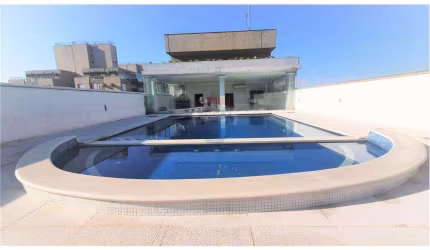 Incrível cobertura duplex com vista cinematográfica, 5 suítes e 400 m² de área útil, localizada na praia das pitangueiras, a poucos metros do mar.