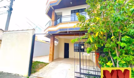 Ótima casa de condomínio com três quartos no Parque Burle