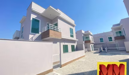 Casa duplex em condomínio no Peró com área externa privativa