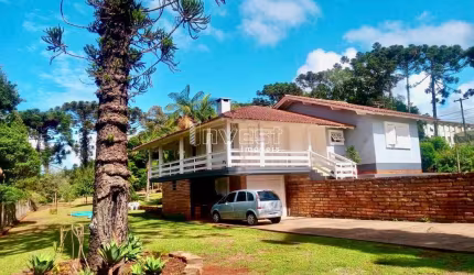 Casa à venda com lindo pátio e piscina