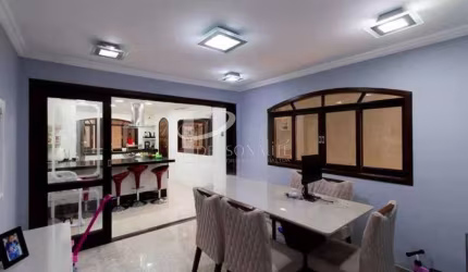 Casa à venda, com 3 dormitórios sendo 1 suíte, 2 vagas, e cozinha ampla, churrasqueira e corredor la
