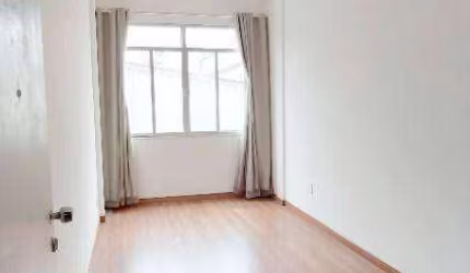 Apartamento Quarto e sala, cozinha e área de serviço. Amplo e com localização privilegiada no Centro de Juiz de Fora.