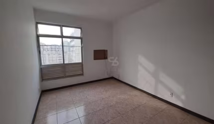 Apartamento amplo, 4 quartos / 1 suíte, quadra da praia, andar alto, vista parcial mar, 1 vaga