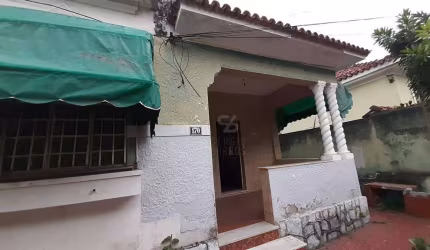 Casa linear, em terreno plano com 300m², toda ampla, 3 quartos.