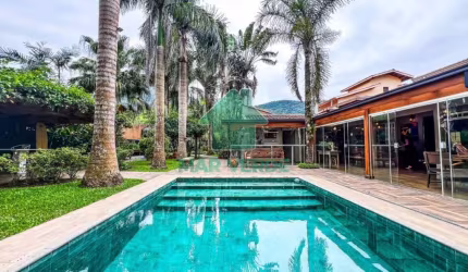 Casa Espetacular em Condomínio Fechado com 900m² de Lote a 200m da Praia Mococa