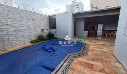 Casa com 3 quartos à venda, bairro Santa Mônica - Uberlândia/MG