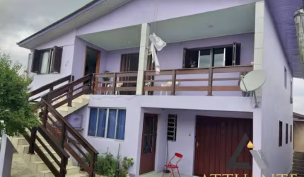 Duas residências no bairro Serrano