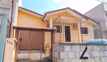 Duas casas no bairro Desvio Rizzo