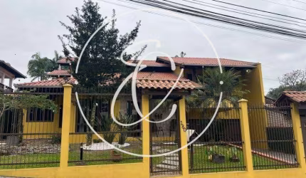 Amplo Sobrado Semi Mobiliado com 4 Quartos e Área de Lazer Completa à Venda no Bom Retiro, Joinville - SC
