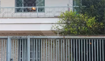 VENDE-SE AMPLA CASA COM 4 QUARTOS E AMPLAS SALAS