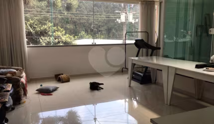 Sobrado no Jardim Joamar com 04 dormitorios e 02 vagas com quintal nos fundos