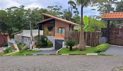 Sobrado em Condomínio em Caieiras !