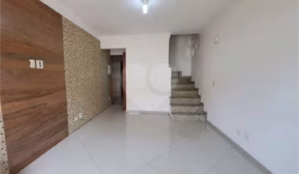 Sobrado para locação em condomínio fechado.