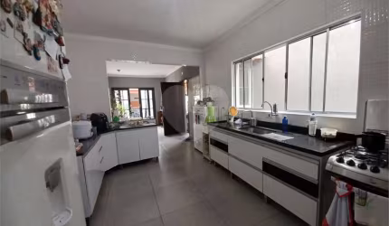 Sobrado 150m 03 Dormit 01 suite, Sala, Cozinha Ampla, 4 wcs, Churrasqueira. 04 vagas.