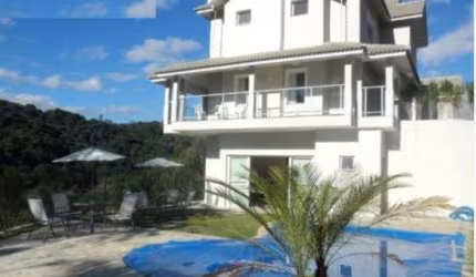 Casa na Serra da Cantareira em Condomínio Fechado  Casa com 500 m² de área construída 1.010 metros de  terreno com 4 quartos 3 suítes piscina espaço gourmet salão de festas casa de altíssimo padrão!