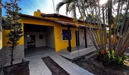 Linda Casa com 03 Dormitórios, Mezanino e Piscina – São José/SC