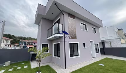 Sobrado com 03 dormitórios sendo 01 suíte 02 vagas amplo quintal em São Jose/SC