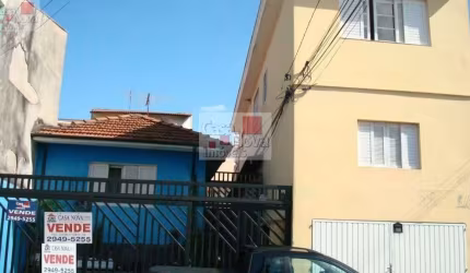 Sobrado que se localiza próximo ao banco.
