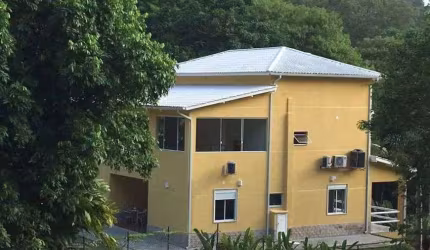 Casa em Condomínio - Triplex / Residencial / Portogalo