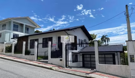 Linda casa em alto padrão, com vista mar, no centro histórico de São José