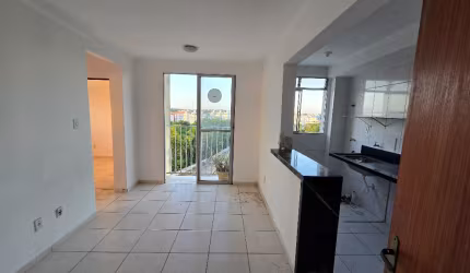 Apartamento de 2 quartos, 1 banheiro, sacada, no Condomínio Città Ravena em Lauro de Freitas.
