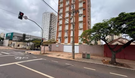 Apartamento Central com três quartos sendo um suíte.