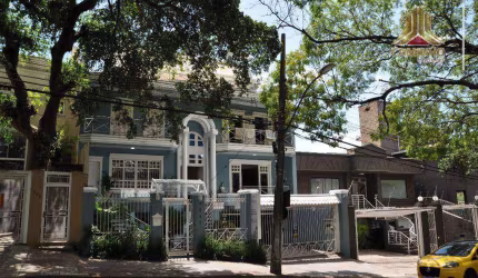 Fácil acesso ao Colegio Farroupilha, casa de quatro suítes e quatro vagas de garagem, no coração do Bairro Três Figueiras em Porto Alegre