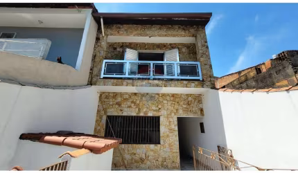 Lindo Sobrado com 1 Suíte com banheira, 3 dormitórios e churrasqueira no Jardim Las Vegas em Santo André - SP
