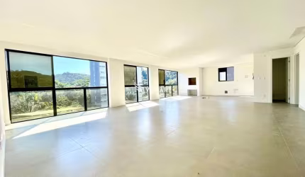 Amplo apartamento novo no centro da cidade